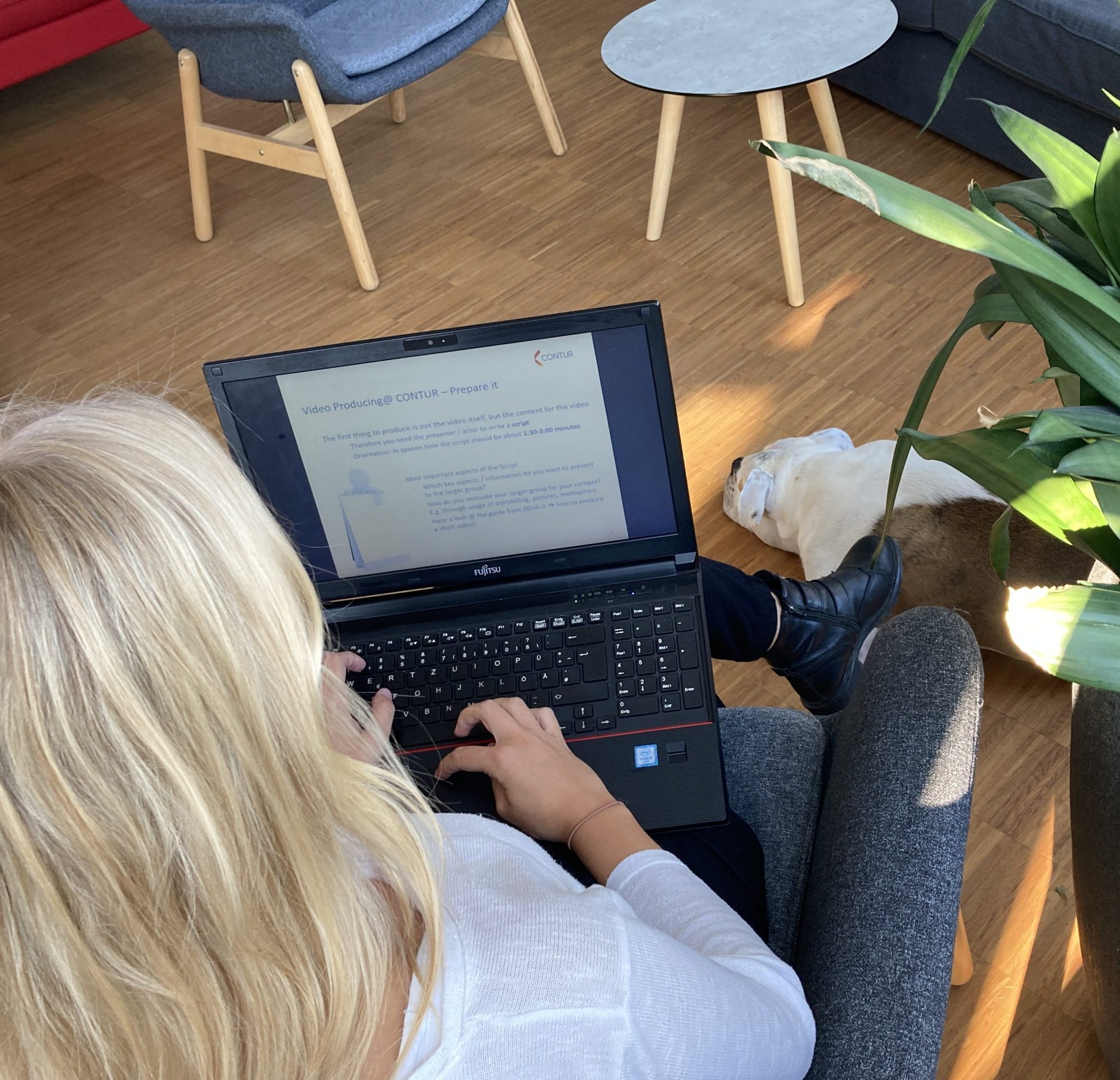 Liderazgo híbrido, mujer con laptop en un reunión con su equipo de trabajo